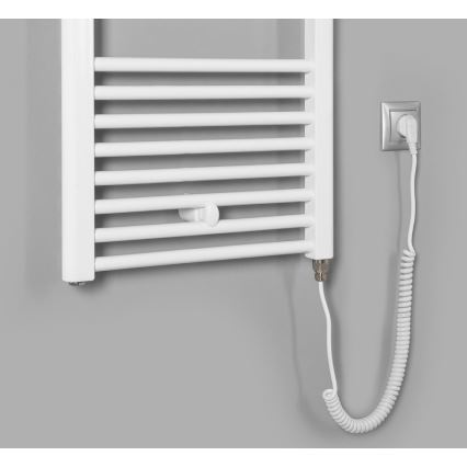 Biely elektrický držiak na uteráky je pripojený k elektrickej zásuvke špirálovým káblom. Je namontovaný na sivej stene.