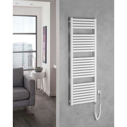 Biely elektrický radiátor s vodorovnými lamelami je namontovaný na stene v modernom interiéri. Radiátor je pripojený na elektrickú zásuvku pomocou šnúry. V pozadí je vidieť časť obývacej izby s pohovkou a oknom.