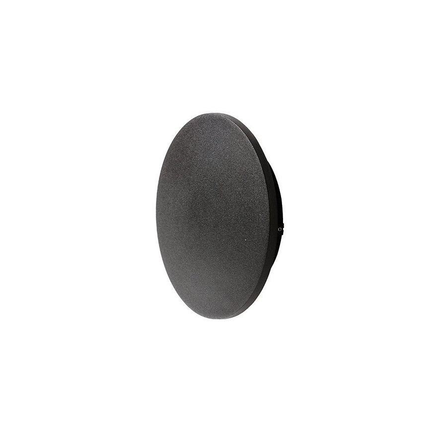 Okrúhly tmavosivý akustický panel je pripevnený k stene. Panel má mierne konvexný tvar a textúrovaný povrch.