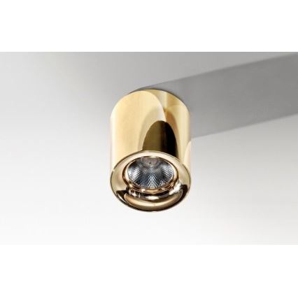 Zlaté svietidlo svieti. Je pripevnené k stropu. Svietidlo má valcovitý tvar.