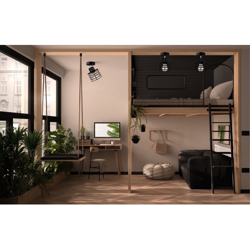 Závesné svietidlo s klietkovým tienidlom visí v interiéri s drevenou konštrukciou poschodovej postele a pracovným stolom. Na poschodí sú dve nástenné svietidlá. Priestor je zariadený rastlinami.