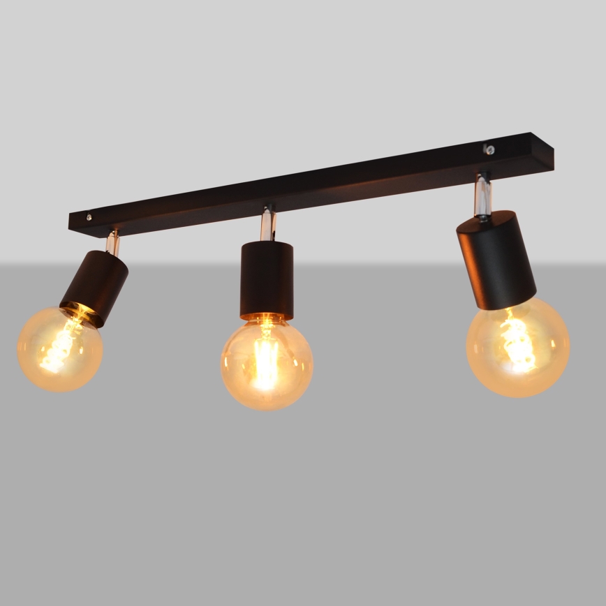 Trojramenné stropné svietidlo s čiernymi kovovými tienidlami a žiarovkami s teplým svetlom je pripevnené k stropu.