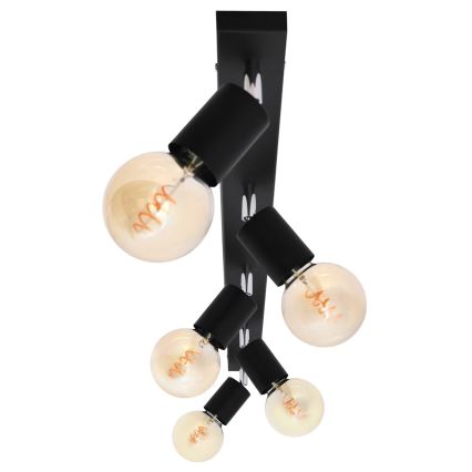 Päťramenné stropné svietidlo s čiernymi kovovými tienidlami a žiarovkami s vláknom v tvare špirály. Svietidlo je pripevnené na stenu.