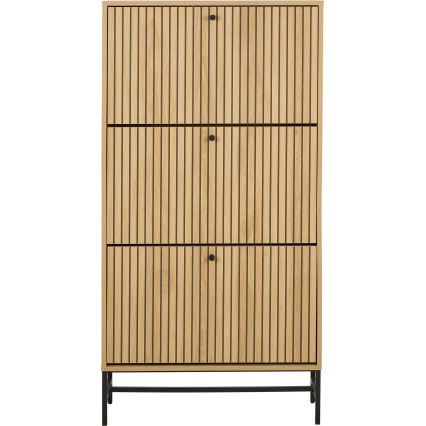 Drevená skrinka s tromi dvierkami, vertikálne členená úzkymi lamelami, stojí na čiernom kovovom podstavci. Dvierka sú vybavené malými čiernymi úchytkami.