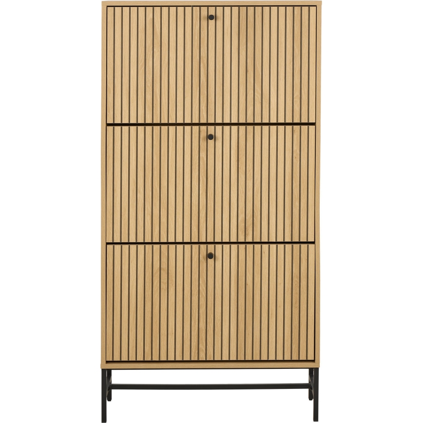 Drevená skrinka s tromi dvierkami, vertikálne členená úzkymi lamelami, stojí na čiernom kovovom podstavci. Dvierka sú vybavené malými čiernymi úchytkami.