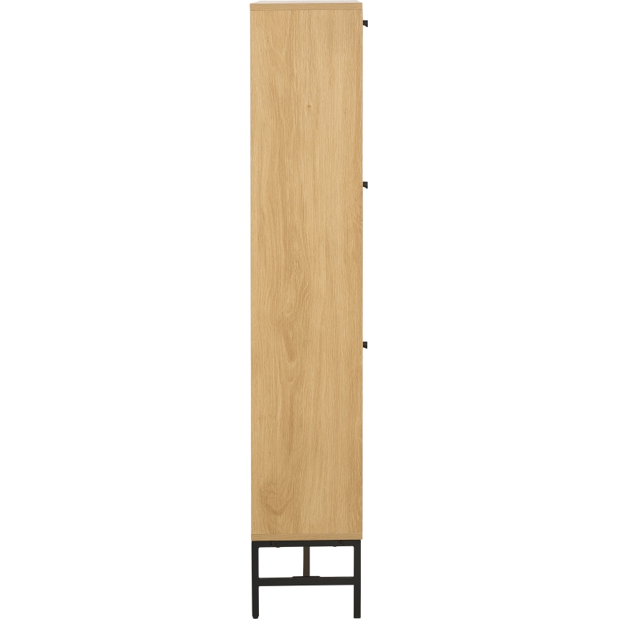 Úzky vysoký drevený komoda s tromi zásuvkami a čiernymi kovovými nohami stojí na bielom pozadí.