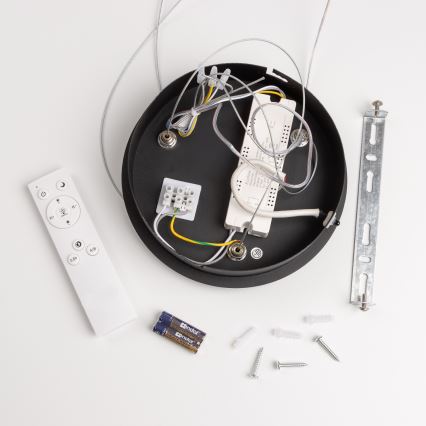 Svietidlo – montáž – súprava obsahuje diaľkové ovládanie Ecolite, batérie, držiak a rozsiahle elektrické komponenty.