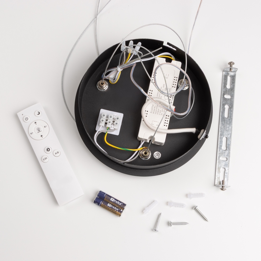 Svietidlo – montáž – súprava obsahuje diaľkové ovládanie Ecolite, batérie, držiak a rozsiahle elektrické komponenty.