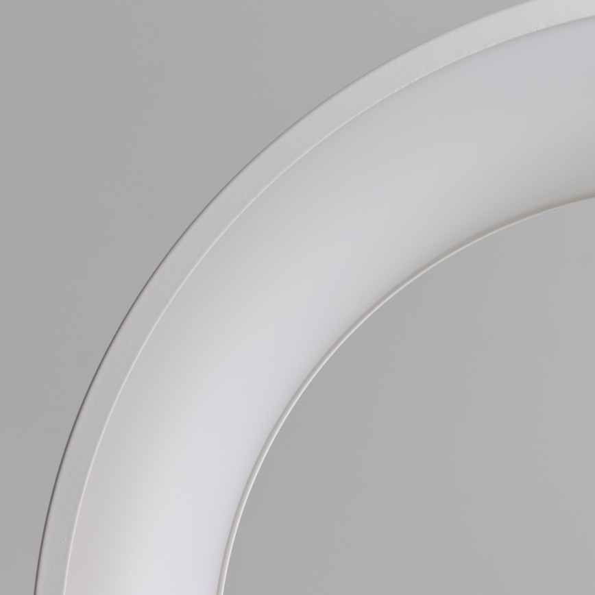 Biely oblúkový svetelný prvok je umiestnený pred svetlosivým pozadím. Svetlo sa nenachádza v rámci zobrazeného výseku.