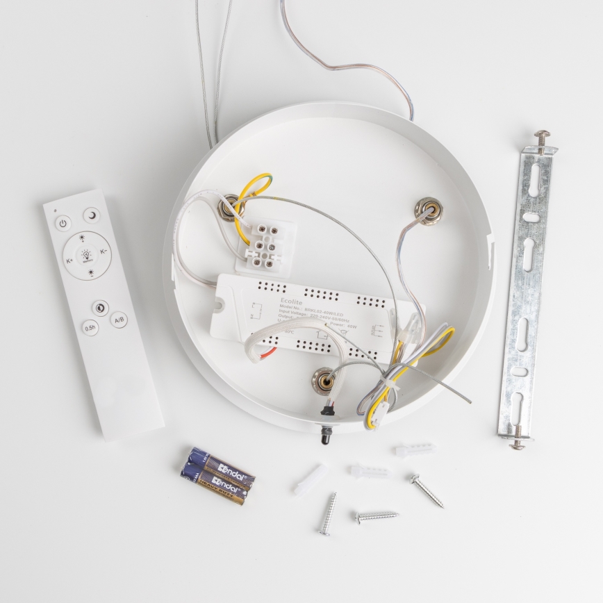 Svietidlo s rozobratým vnútorným mechanizmom, pripojené káble, diaľkové ovládanie Ecolite, batérie a upevňovacie prvky. Súčasťou je aj kovový držiak a ovládací panel s textom: „Ecolite, Model: 406045406120, Input Voltage: 220-240V~50/60Hz, Output: 270mA, 24VDC“.