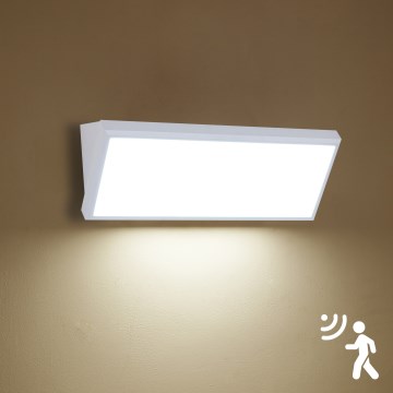 Brilagi - LED Vonkajšie nástenné svietidlo so senzorom TRIANGLE LED/42W/230V 45 cm biela IP65