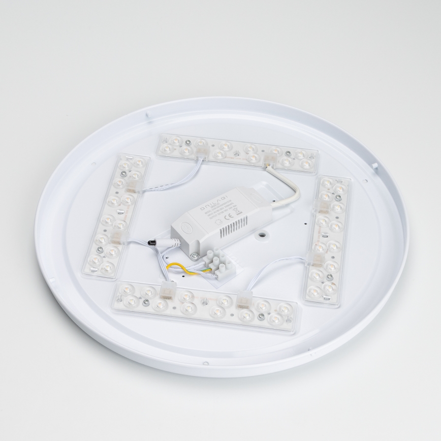 Svietidlo – rozložené LED diódy a zdroj napájania sú pripojené k bielemu kruhovému krytu. Na zdroji napájania je text: DN11-C9, 220-240V 50/60HZ, IP20, CE.