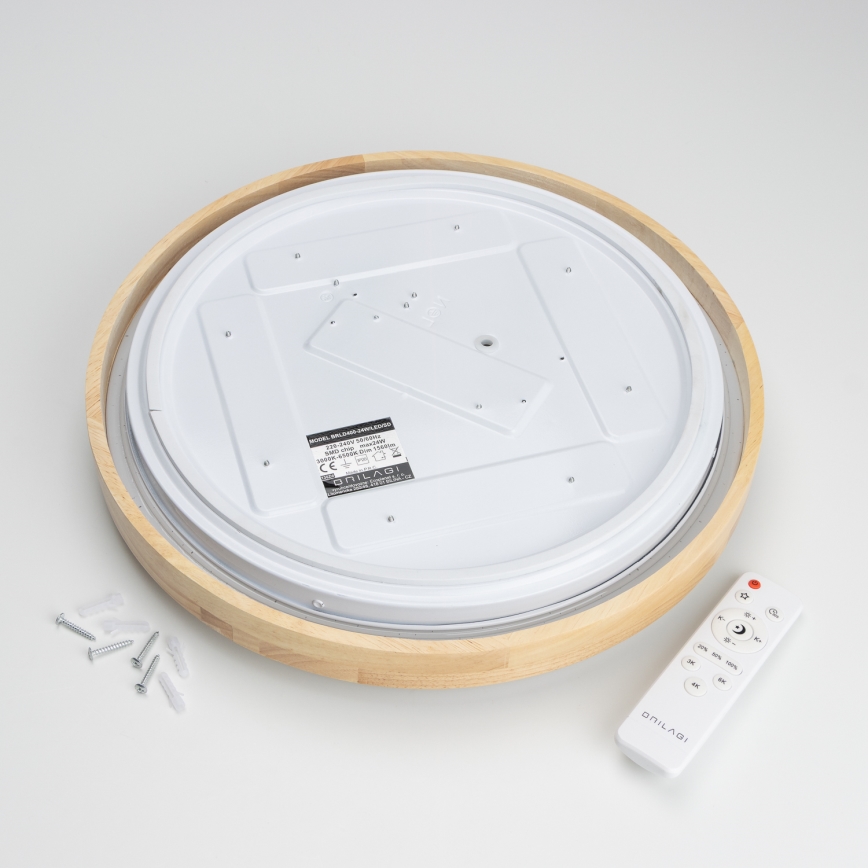 Drevené stropné svietidlo s bielym difúzorom leží na povrchu. K nemu patrí diaľkový ovládač ONILAGI a montážny materiál. Na difúzore je štítok s údajmi: MODEL: RR6505-50-WOOD, 220-240V~50/60Hz, 28W, IP20.