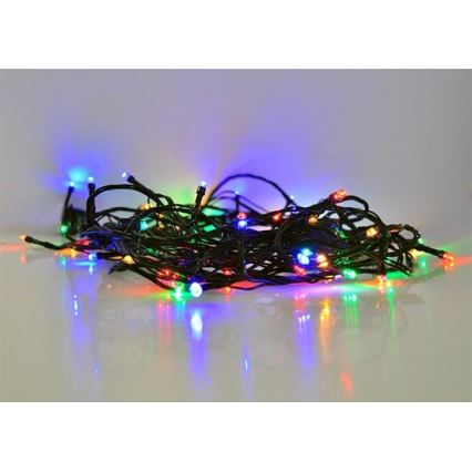 Elektrický svetelný rad s farebnými LED diódami leží na svetlom povrchu. Diódy svietia v červenej, zelenej, modrej a oranžovej farbe. Rad je zvinutý a rozložený na ploche.