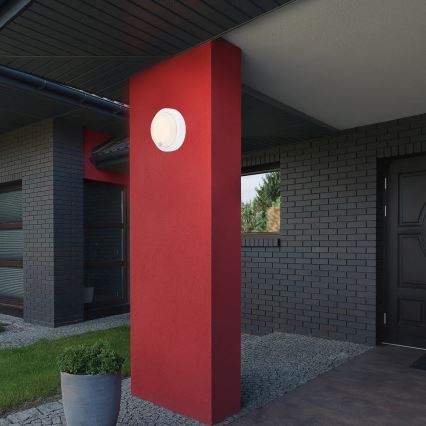 Brilo - LED nabíjacie vonkajšie nástenné svietidlo s pohybovým senzorom LED/4W/5V 4400 mAh IP44 biela