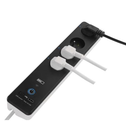 Predlžovačka s dvomi zapojenými spotrebičmi na bielych kábloch. Má štyri zásuvky, dve USB porty a spínač. Na tele je uvedené: „EMOS“ a „USB power: Total 24.0W“.