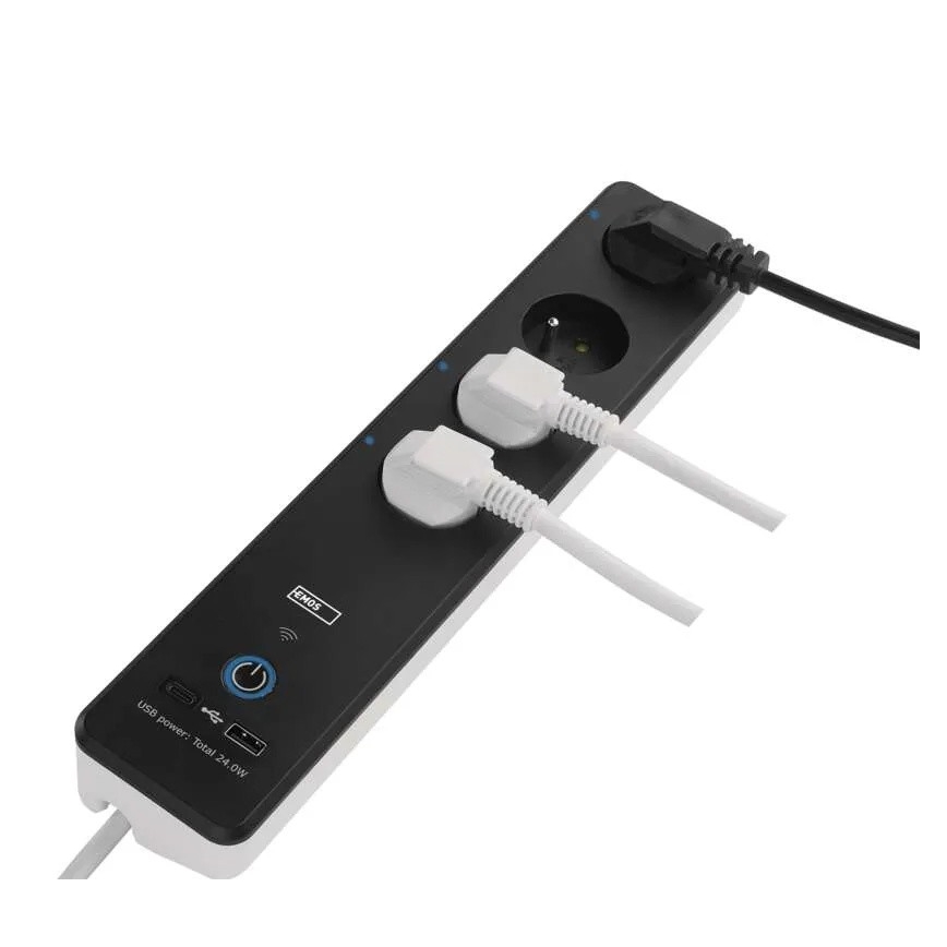 Predlžovačka s dvomi zapojenými spotrebičmi na bielych kábloch. Má štyri zásuvky, dve USB porty a spínač. Na tele je uvedené: „EMOS“ a „USB power: Total 24.0W“.