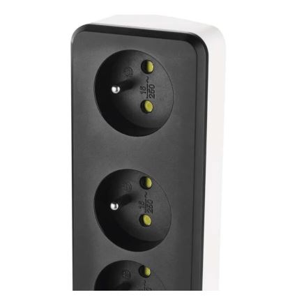 Trojnásobná zásuvka – poskytuje tri elektrické zásuvky. Je umiestnená v čiernom plastovom puzdre s bielym rámom. Na každej zásuvke je vyznačené 16 A ~ 250 V.