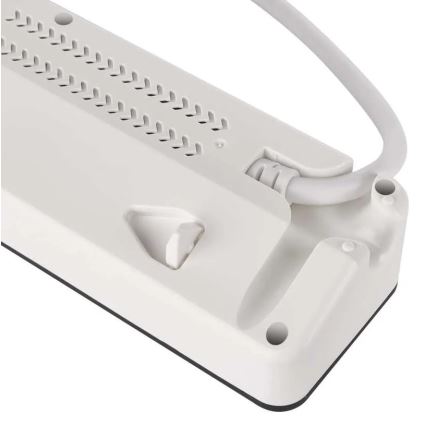 Biela predlžovačka je zobrazená z boku. Vidno vypínač a pripojený sieťový kábel. Predlžovačka leží na bielom pozadí.