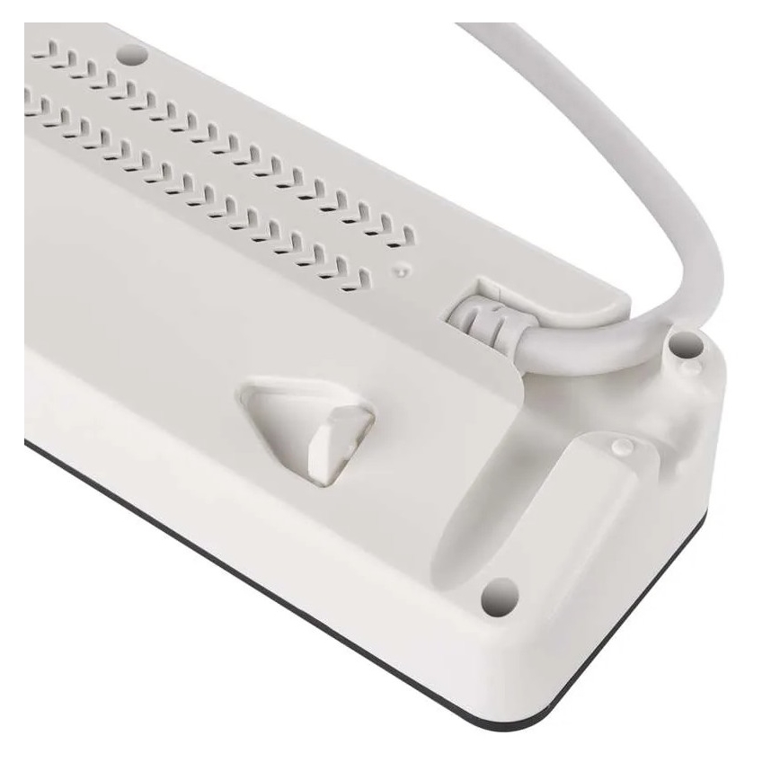 Biela predlžovačka je zobrazená z boku. Vidno vypínač a pripojený sieťový kábel. Predlžovačka leží na bielom pozadí.