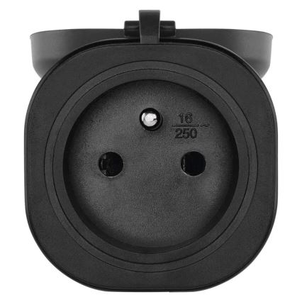 Čierna zásuvka s dvoma otvormi a uzemnením je pripravená na pripojenie elektrického zariadenia. Na zásuvke je vyznačené 16 250. Zásuvka je prichytená k povrchu.