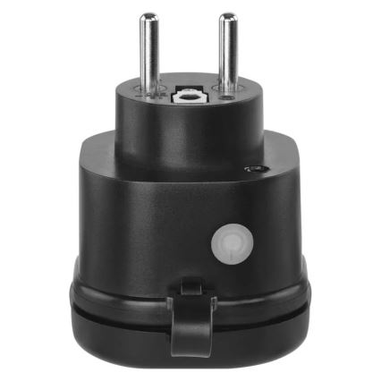 Čierny adaptér s dvoma kovovými kolíkmi sa pripája do elektrickej zásuvky. Na boku má malý vypínač. Je na bielom pozadí.