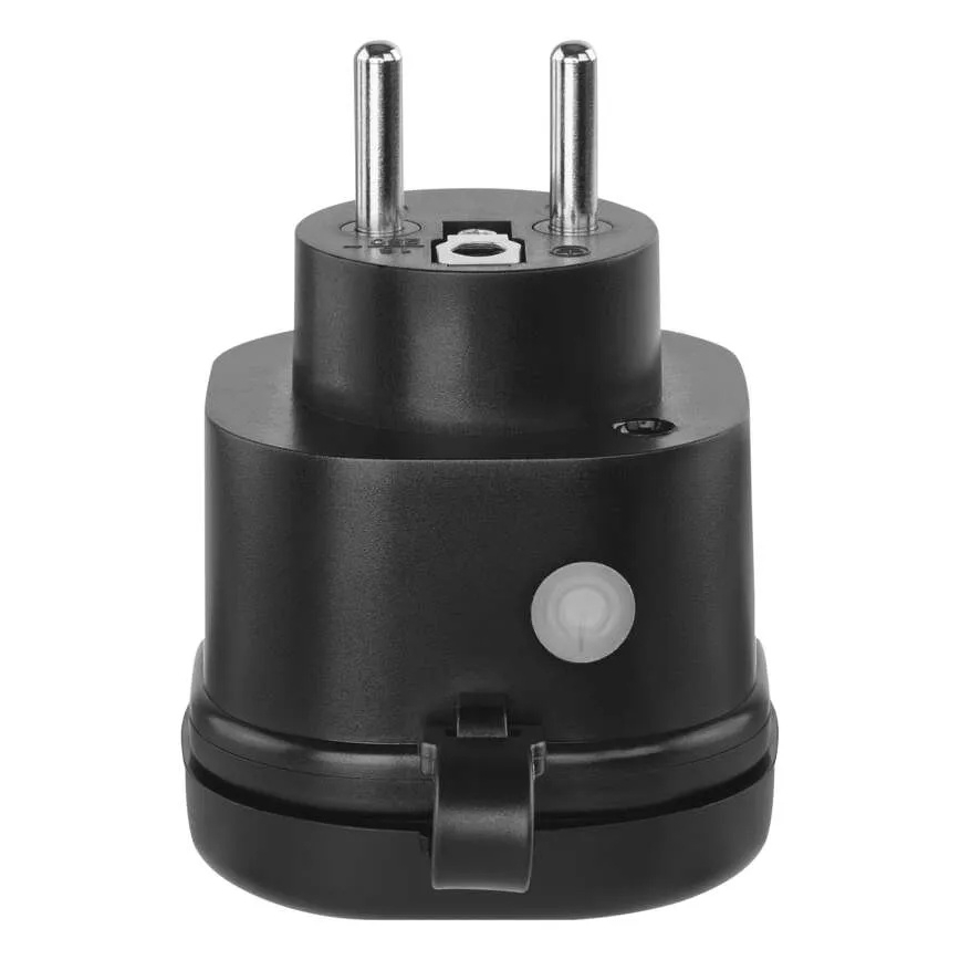 Čierny adaptér s dvoma kolíkmi sa pripája do elektrickej siete. Má malé tlačidlo. Adaptér je na bielom pozadí.