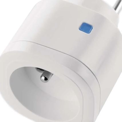 Biely adaptér s integrovanou zástrčkou zasunutý do elektrickej zásuvky. Na vrchu je malé modré tlačidlo.
