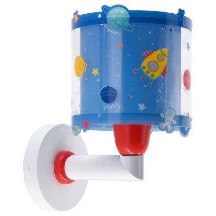 Nástená lampa s modrým tienidlom s motívom vesmíru (planéty, raketa, astronaut) je pripevnená k bielej stene. Tienidlo zobrazuje názvy planét: Uranus, Mercury, Pluto.