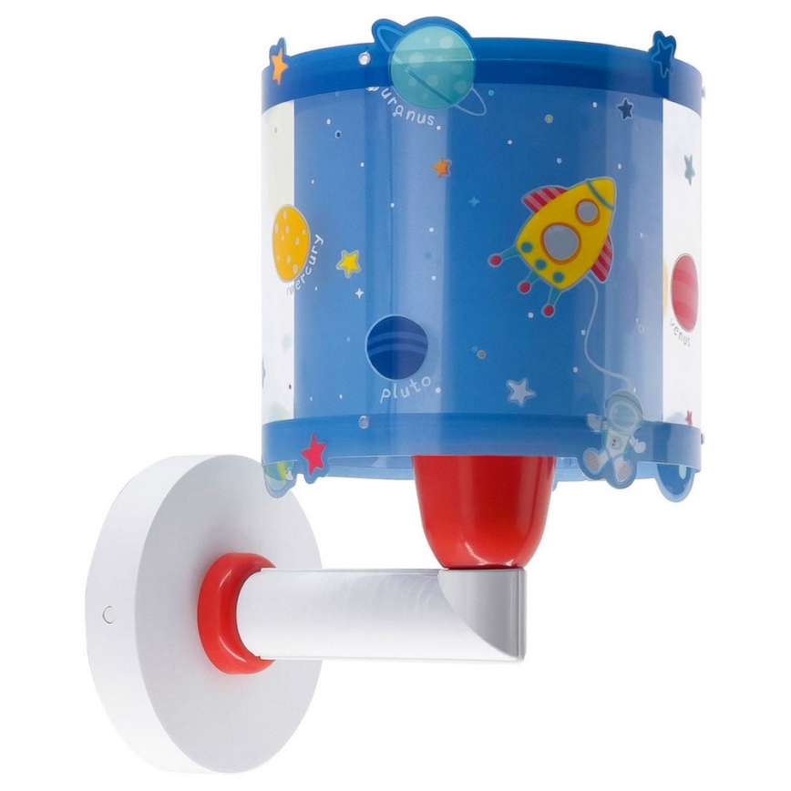 Nástená lampa s modrým tienidlom s motívom vesmíru (planéty, raketa, astronaut) je pripevnená k bielej stene. Tienidlo zobrazuje názvy planét: Uranus, Mercury, Pluto.