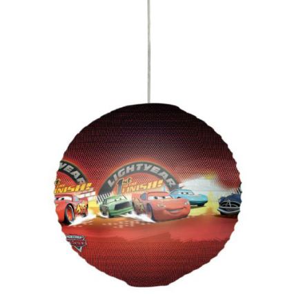 Guľatá lampa visí zo stropu. Na tienidle sú autá z filmu Autá pretekajúce po pretekárskej dráhe. Text na tienidle znie: „LIGHTYEAR 1st to the FINISH!“.