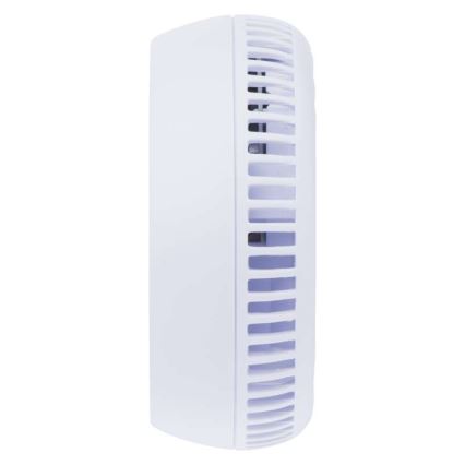 Biely detektor dymu stojí na bielom pozadí. Je valcovitého tvaru s vertikálnymi otvormi na jednej strane.