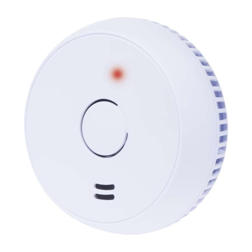 Biely hlásič dymu je v stave pripravenosti, indikovaný červenou kontrolkou. Nachádza sa na bielom pozadí.