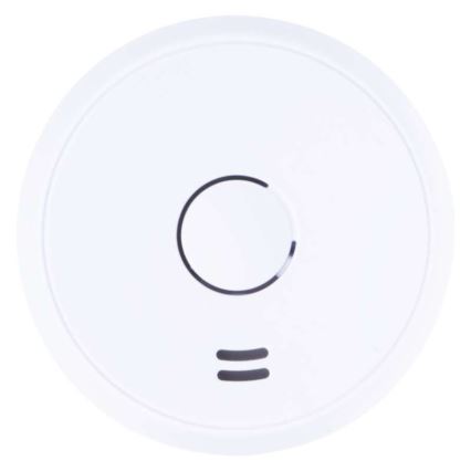 Detektor dymu je v bielom, okrúhlom prevedení s čiernym testom, ktorý obsahuje kruh a tri vodorovné čiary. Nachádza sa na bielom pozadí.