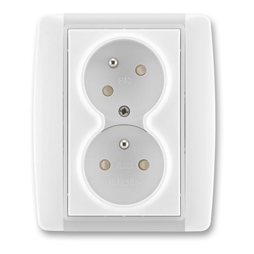 Dvojzásuvka je umiestnená na stene. Je biela a má dva otvory pre zástrčky s označením IP40 a 16(7)/250V~.