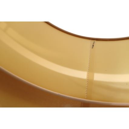 Plastový kruh je čiastočne viditeľný. Jeho farba je svetložltá. Viditeľná je jedna z jeho spojov.