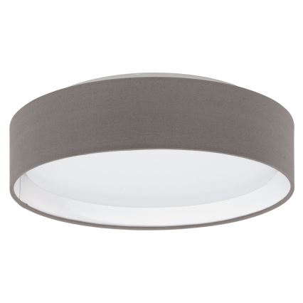 Svietidlo s textilným tienidlom svieti. Tienidlo je sivé, okrúhle, s bielym vnútorným okrajom. Svietidlo je určené na montáž na strop.