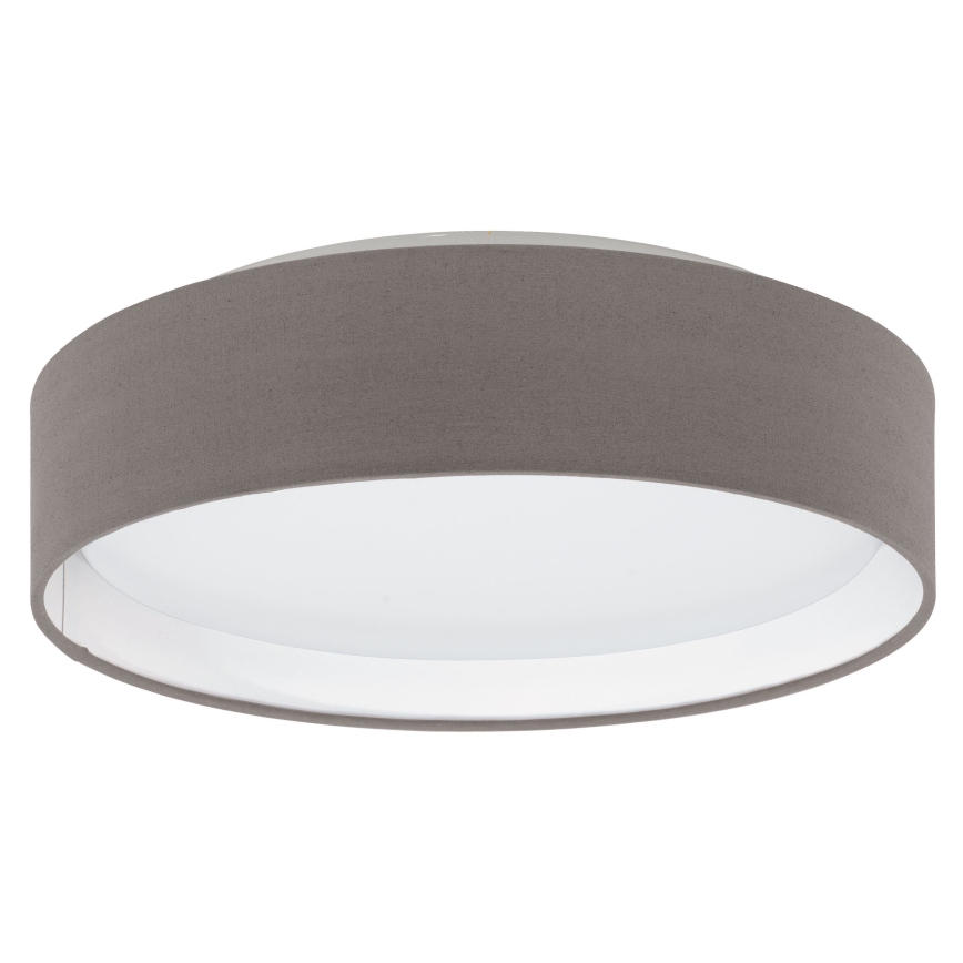 Svietidlo s textilným tienidlom svieti. Tienidlo je sivé, okrúhle, s bielym vnútorným okrajom. Svietidlo je určené na montáž na strop.