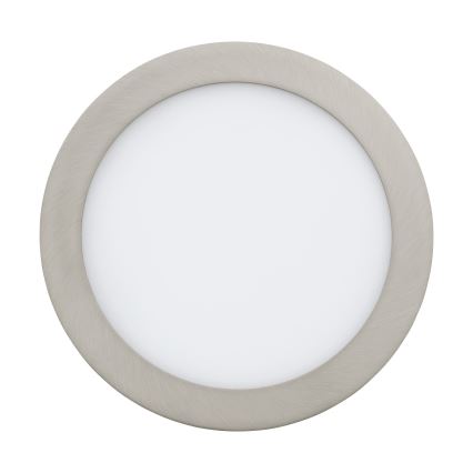 Okrúhle LED svetlo s matným strieborným rámom. Svetlo je zapustené do stropu.
