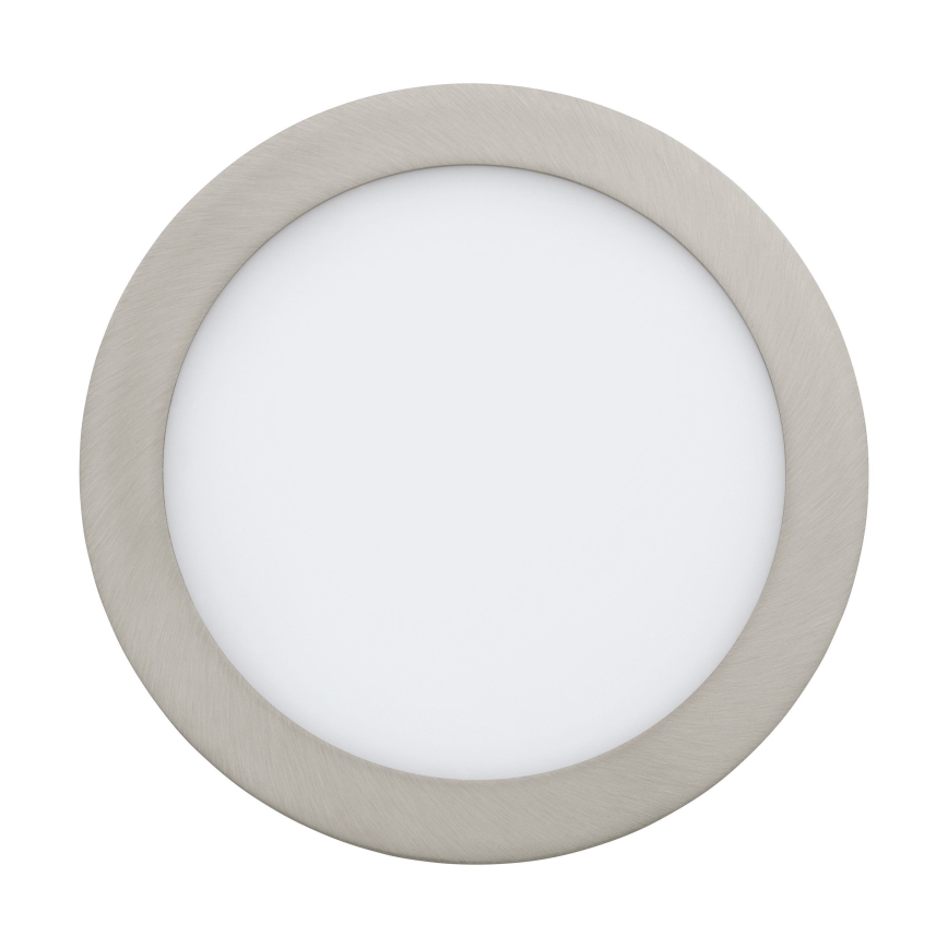 Okrúhle LED svetlo s matným strieborným rámom. Svetlo je zapustené do stropu.