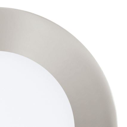 Svetlo s okrúhlym tienidlom, ktoré pozostáva z vonkajšej svetlošedej a vnútornej bielej časti, sa nachádza pred bielym pozadím.