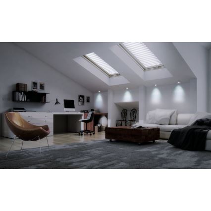 Kreslo stojí v podkroví s pracovňou a obývacou časťou. Po miestnosti sú rozmiestnené nábytok, stôl, gauč a dve strešné okná. Na stene je polica s knihami.