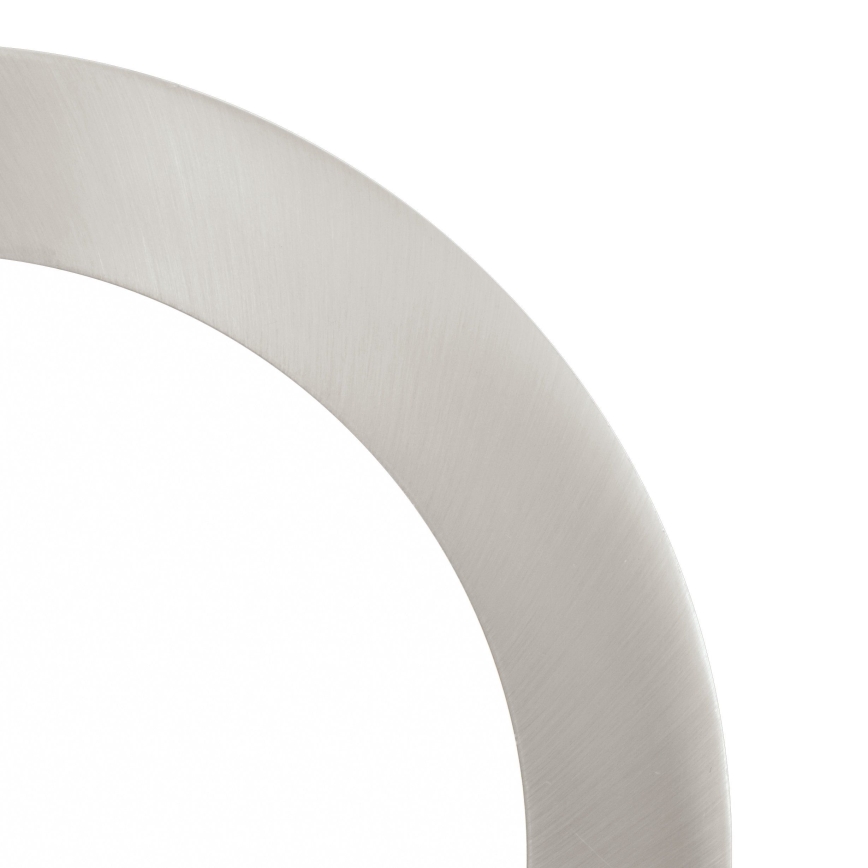 Kovový prstenec sa ohýba. Jeho povrch je brúsený. Prstenec je na bielom pozadí.