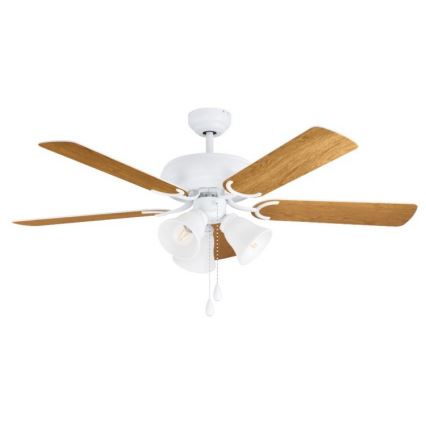 Biely stropný ventilátor s piatimi hnedými lopatkami rotuje. Ventilátor má zabudované dvojité osvetlenie s mliečnymi tienidlami. Je umiestnený na bielom pozadí.