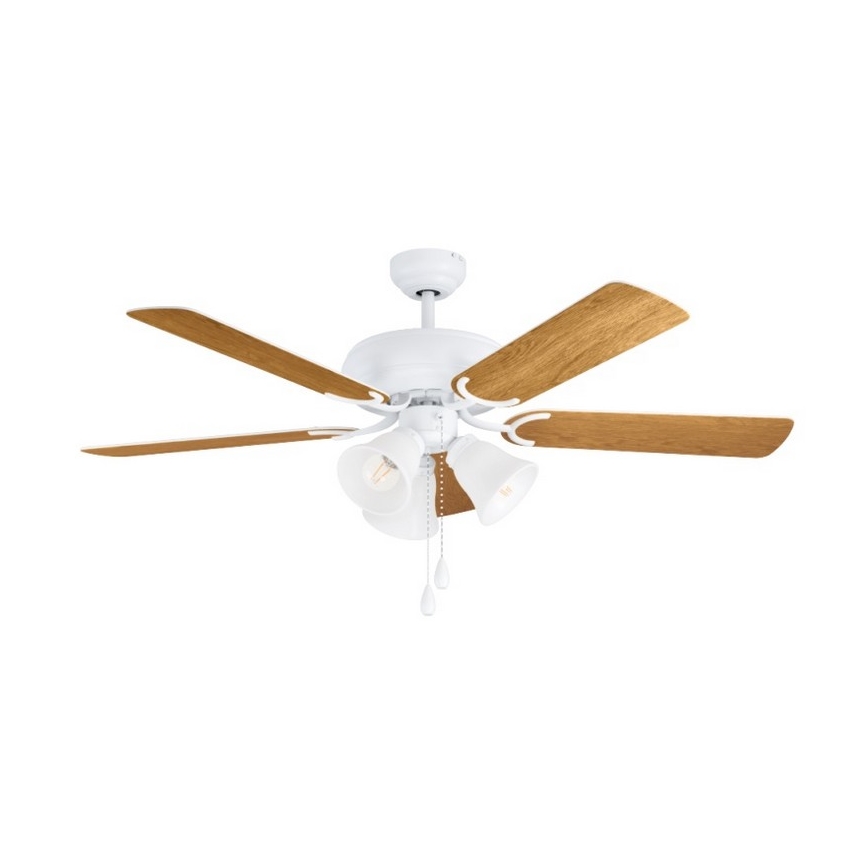 Biely stropný ventilátor s piatimi hnedými lopatkami rotuje. Ventilátor má zabudované dvojité osvetlenie s mliečnymi tienidlami. Je umiestnený na bielom pozadí.