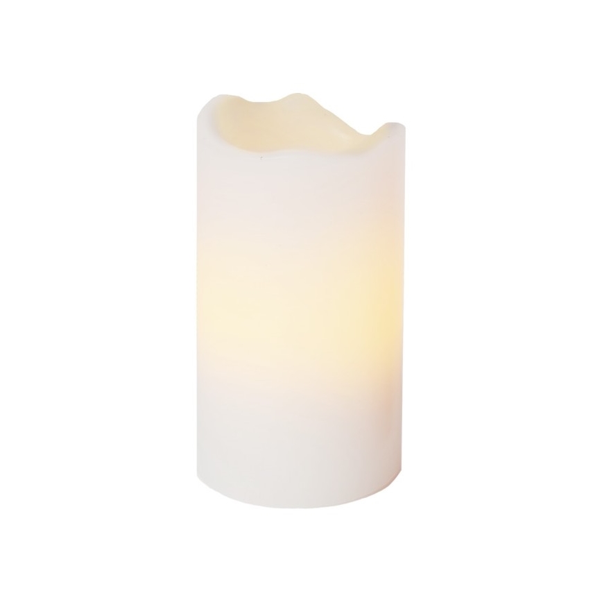 LED sviečka svieti na bielom pozadí. Sviečka je valcovitého tvaru, biela, s nerovným vrchom. Vyžaruje teplé biele svetlo.