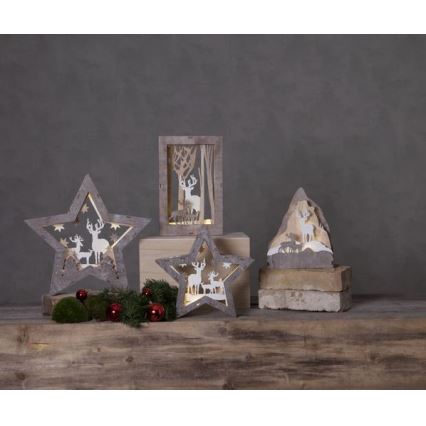 Drevené dekorácie s motívom jeleňov s vnútorným podsvietením. Hviezdny, obdĺžnikový a horský tvar. Umienené na drevenom povrchu s vianočnou výzdobou.