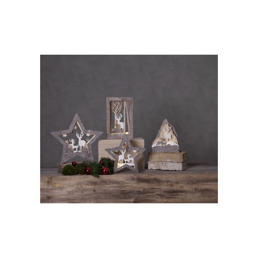 Drevené dekorácie s motívom jeleňov s vnútorným podsvietením. Hviezdny, obdĺžnikový a horský tvar. Umienené na drevenom povrchu s vianočnou výzdobou.