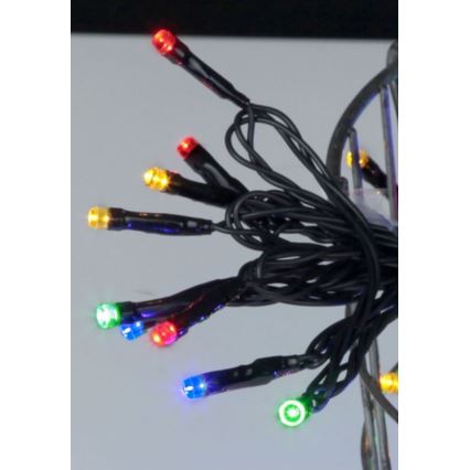 Elektrický svetelný veniec s farebnými LED diódami (červená, žltá, zelená, modrá) je zrolovaný. Kábel je čierny. Svetlá sú pripojené k tenkému čiernemu drôtu.