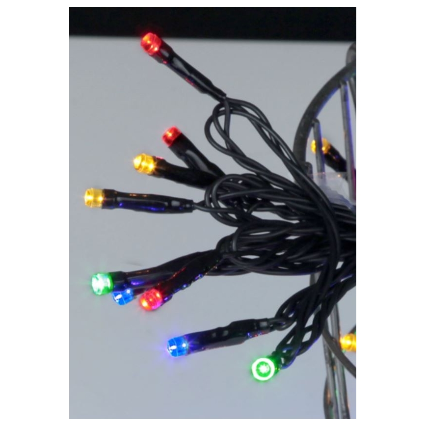 Elektrický svetelný veniec s farebnými LED diódami (červená, žltá, zelená, modrá) je zrolovaný. Kábel je čierny. Svetlá sú pripojené k tenkému čiernemu drôtu.